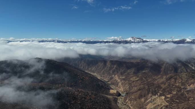 阿坝州松潘雪宝顶雪山云雾缭绕的山脉航拍