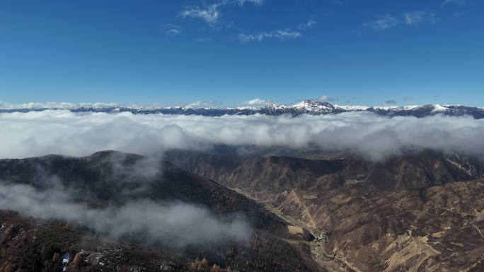 雪山高原云海阿坝州松潘雪宝顶云雾缭绕山脉