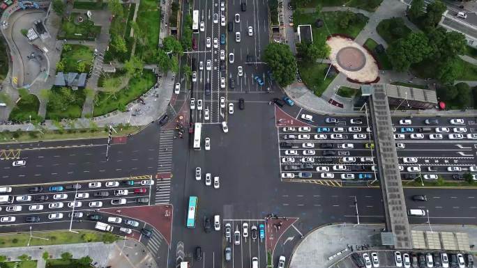 城市十字路口车流