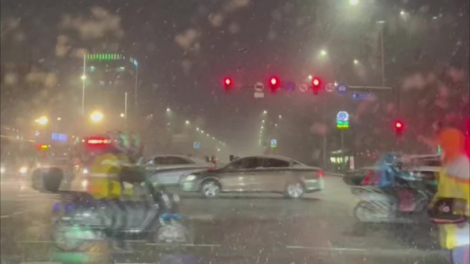 雪夜城市交通雪中匆忙的行人