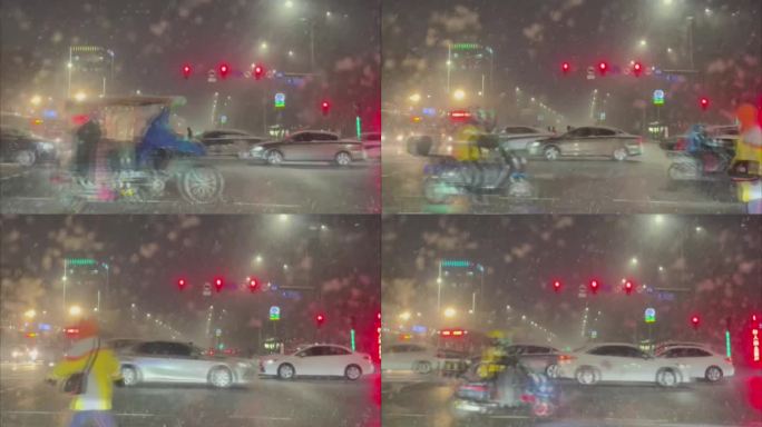 雪夜城市交通雪中匆忙的行人