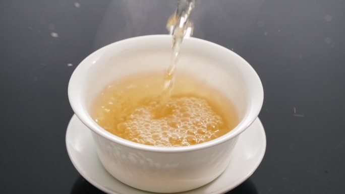 往茶杯杯中倒入茶水