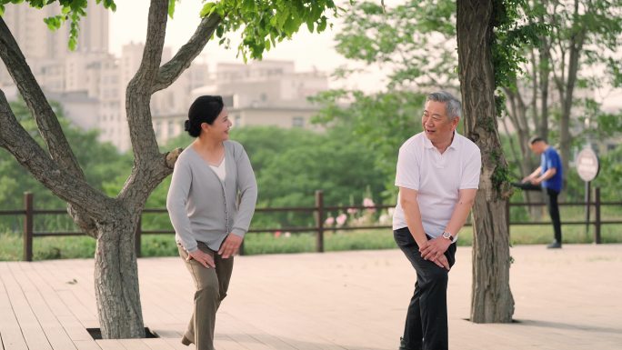 老年人在公园锻炼 老人在公园跑步锻炼身体
