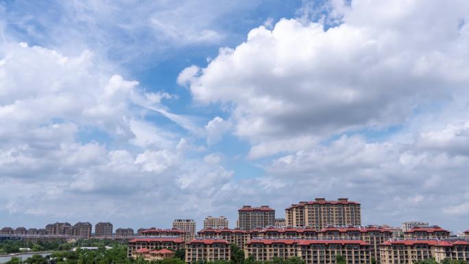 城市天际线下的云卷云舒