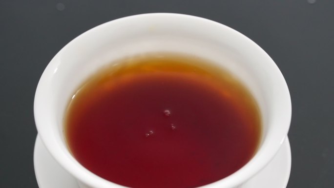 往茶杯杯中倒入茶水