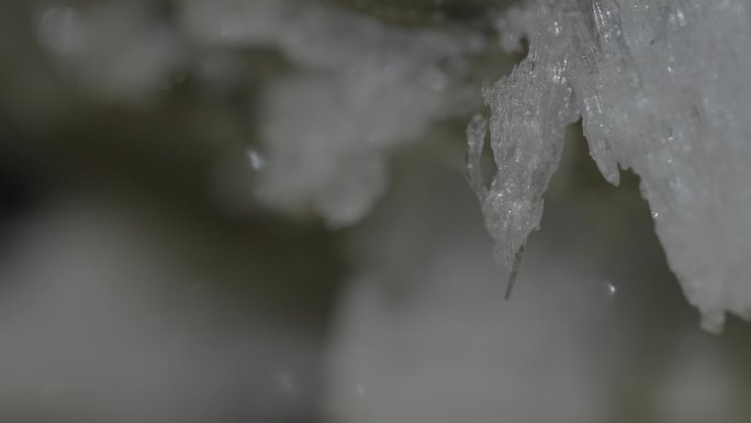 岩壁生长的水晶颗粒