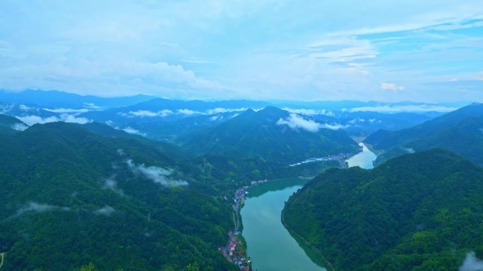 云雾缭绕的山川河流