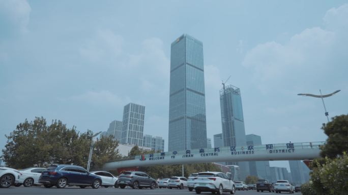 城市高楼林立车流穿梭