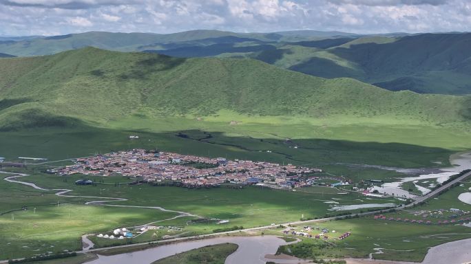 航拍草原河流风光 绿色草原川西高原草场
