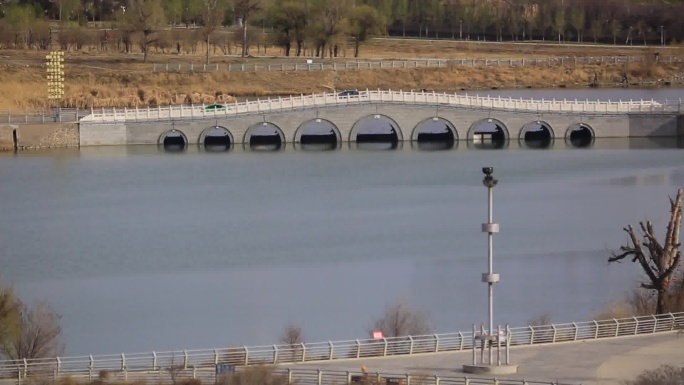 城市远景与山脉风光