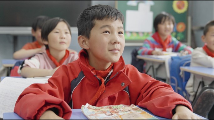 小学生课堂认真听讲