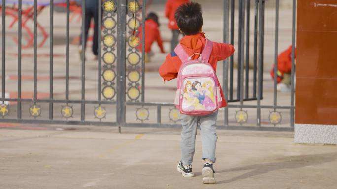 孩子们上下学
