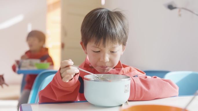 小学生课间用餐