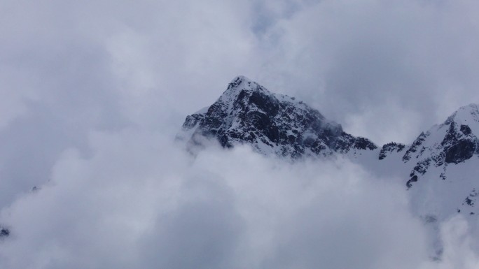 云雾中的雪山山顶
