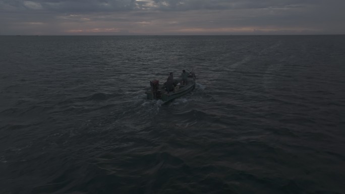 航拍威海影视城海湾渔船海面航行出海作业