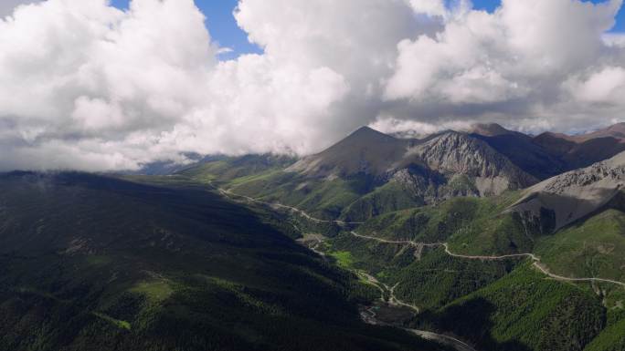 6K-白马雪山航拍，云雾缭绕的国道214