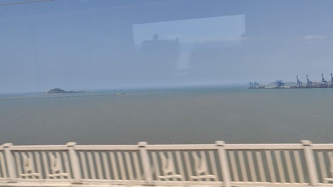 跨海大桥在路上