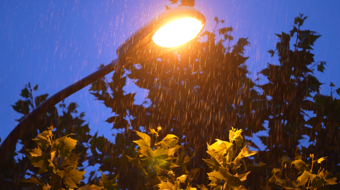 暴雨雨夜城市车流