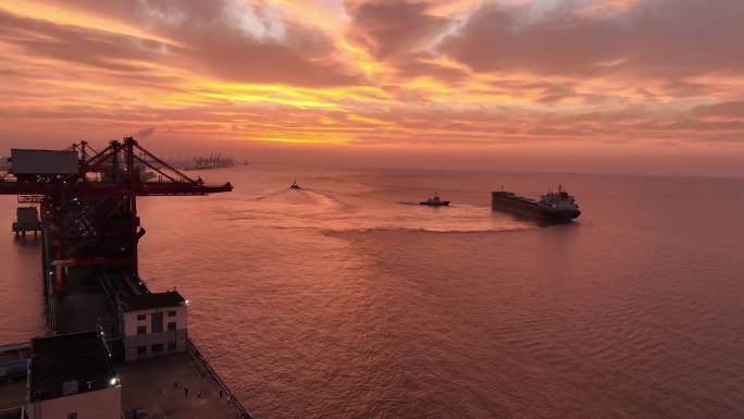 日出海港码头 货轮驶向海洋