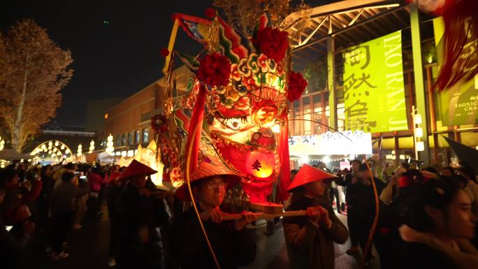夜幕下的陶然集市元宵节民俗灯会游园板凳龙