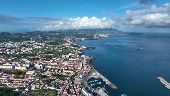 Ponta Delgada的海岸空中视角和城市布局