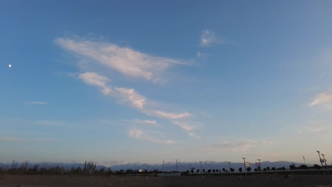 晴空万里下的郊外风光