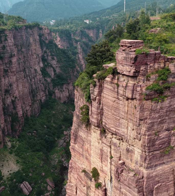 4K航拍险峻的峡谷峭壁景观