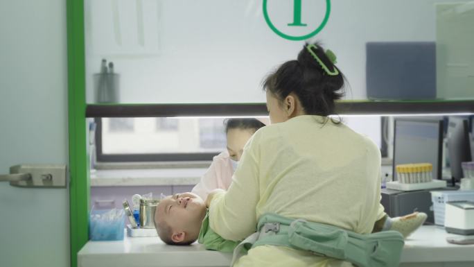 儿童医院患病的孩子医院候诊区的日常输液