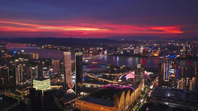 杭州钱塘江畔奥体杭州之门的璀璨夜景闪电