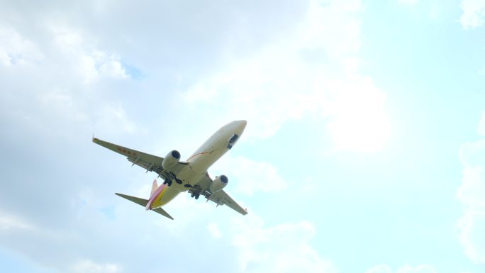 客机飞机低空飞行从头顶飞过降落机场