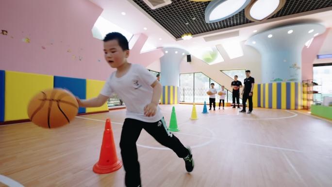 少儿篮球运球练习