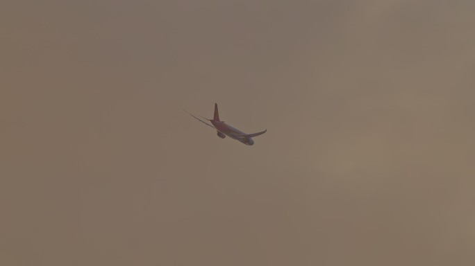 长江入海口长兴岛吴淞口上空掠过的飞机