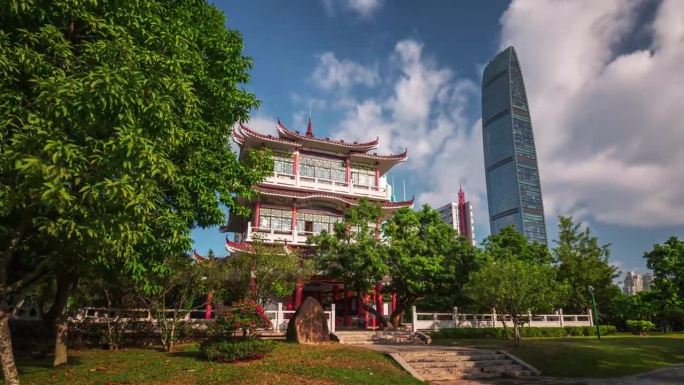 深圳，中国 - 2024年11月7日：城市公园环境中传统建筑与现代摩天大楼的美丽景观。