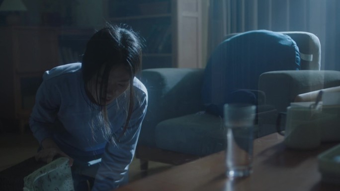 女性的居家生活生病独自一人伤感