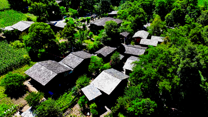 航拍云南怒江州雾里怒族原生态民居