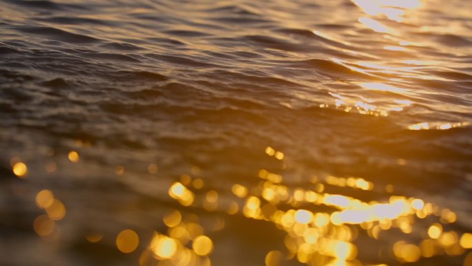 夕阳余晖下的海浪