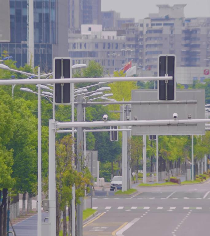 烈日炎炎的城市路面