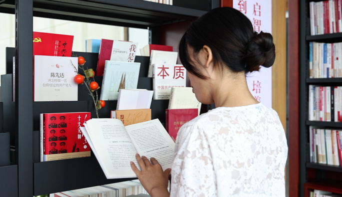 美女图书馆查阅资料看书 办公写字电脑打字