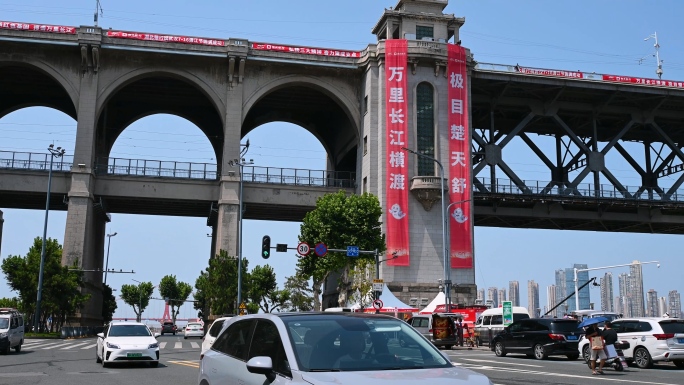 武汉渡江节横渡万里长江