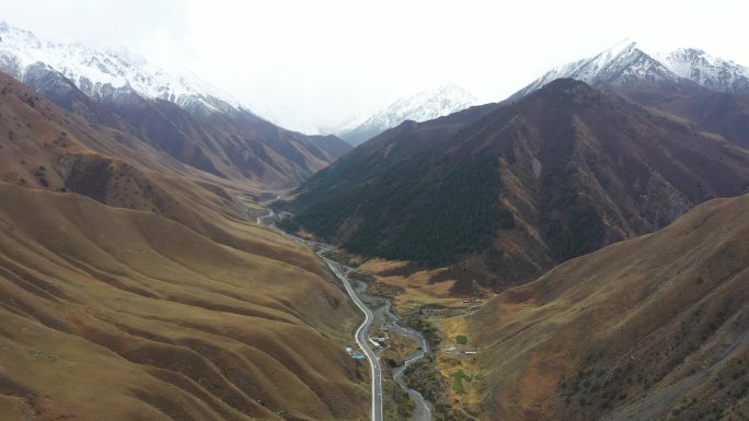 雪山峡谷公路航拍
