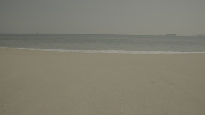平静海滩的日间景象