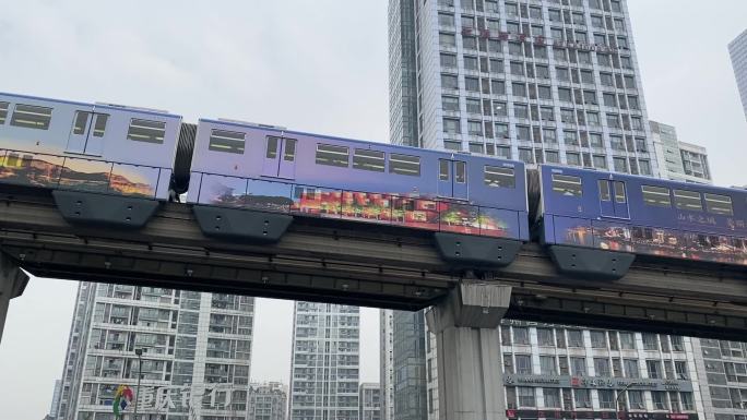 重庆三号线轻轨在高架桥上行驶