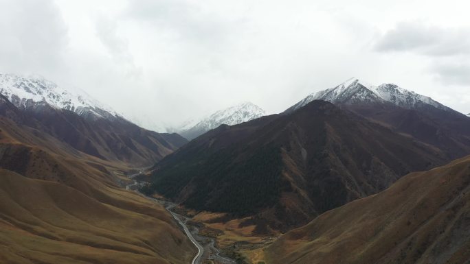 雪山峡谷壮丽风光