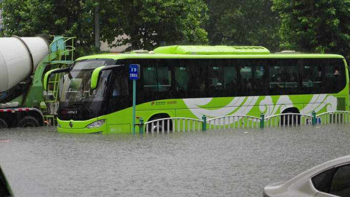 暴雨城市内涝交通瘫痪