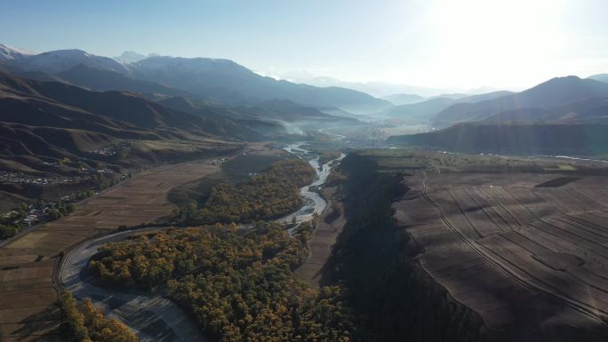 秋日山谷河流风光