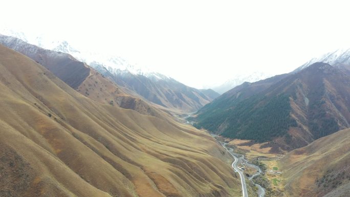 山谷河流的壮丽景色