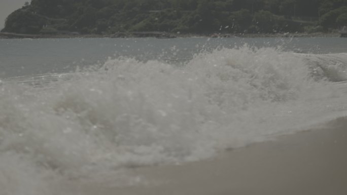 海浪拍打沙滩的瞬间