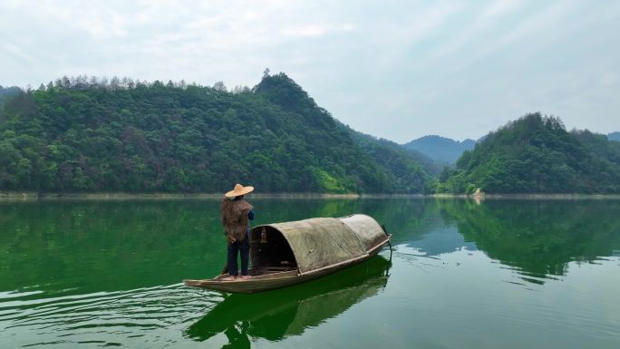 水上泛舟乌篷船