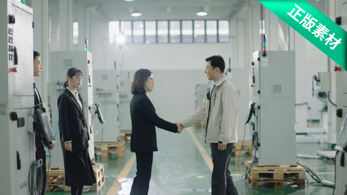 制造企业合作洽谈 智能工厂握手合作