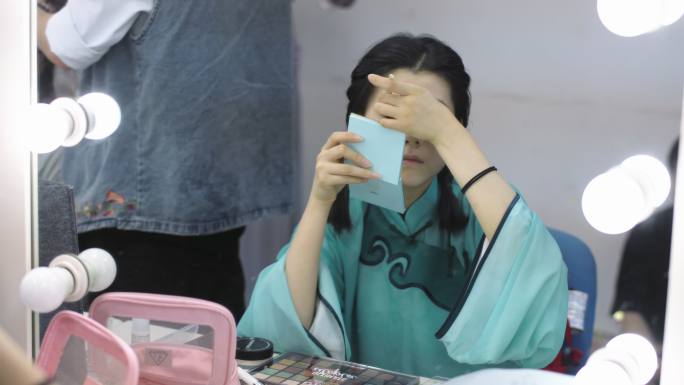 后台化妆准备中